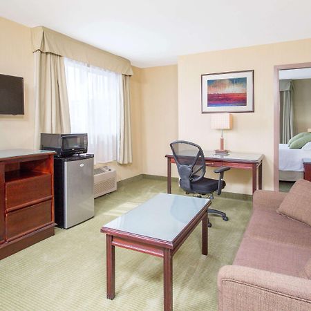 Ramada By Wyndham Williams Lake Extérieur photo