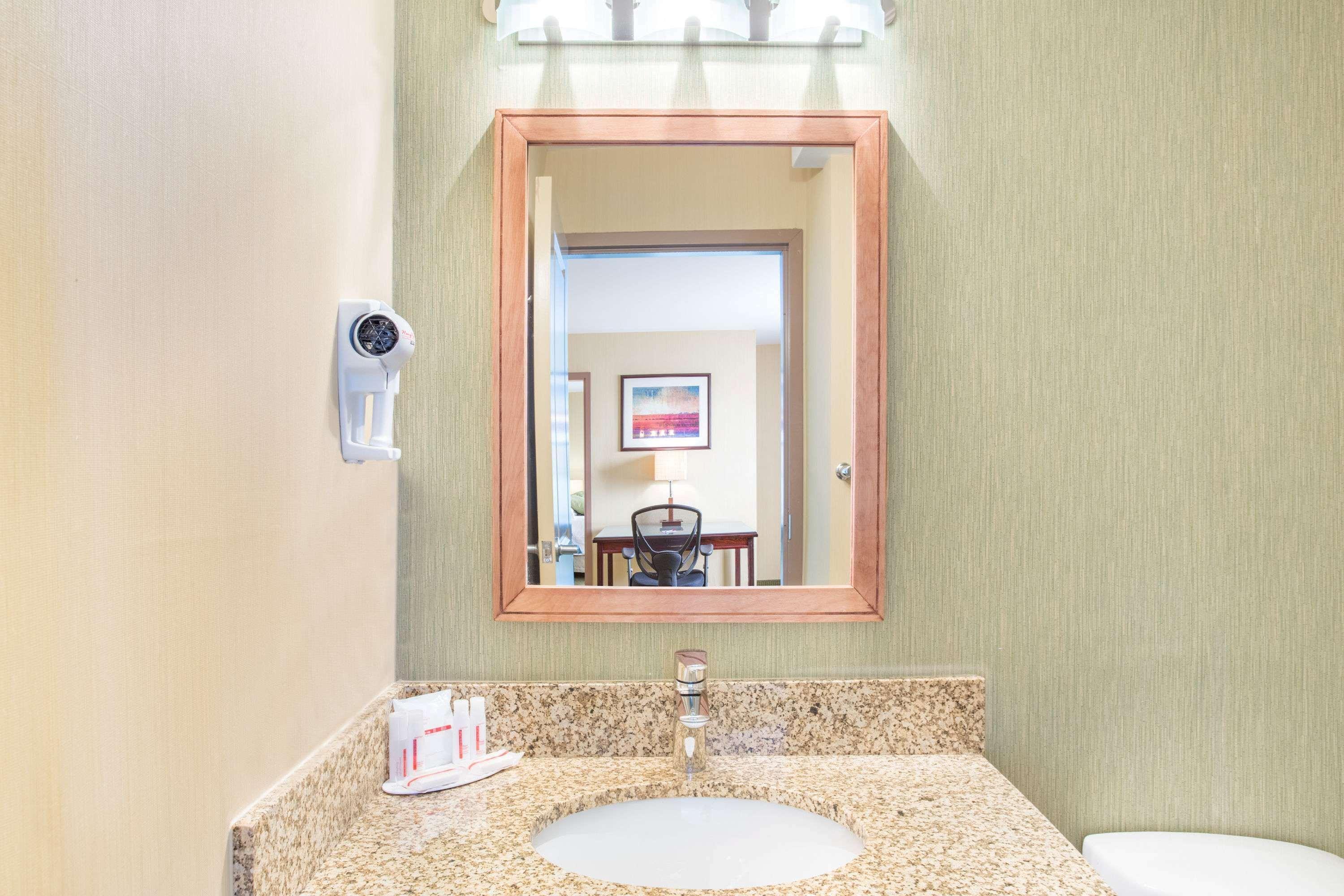 Ramada By Wyndham Williams Lake Extérieur photo