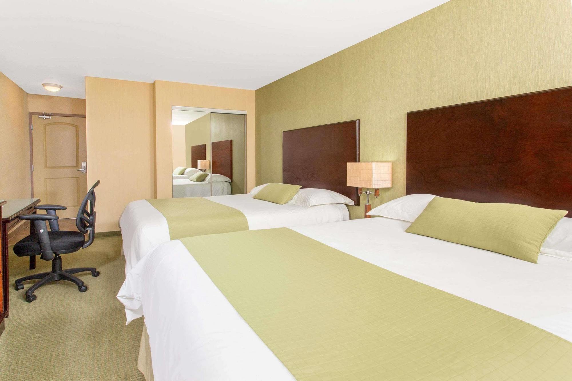 Ramada By Wyndham Williams Lake Extérieur photo