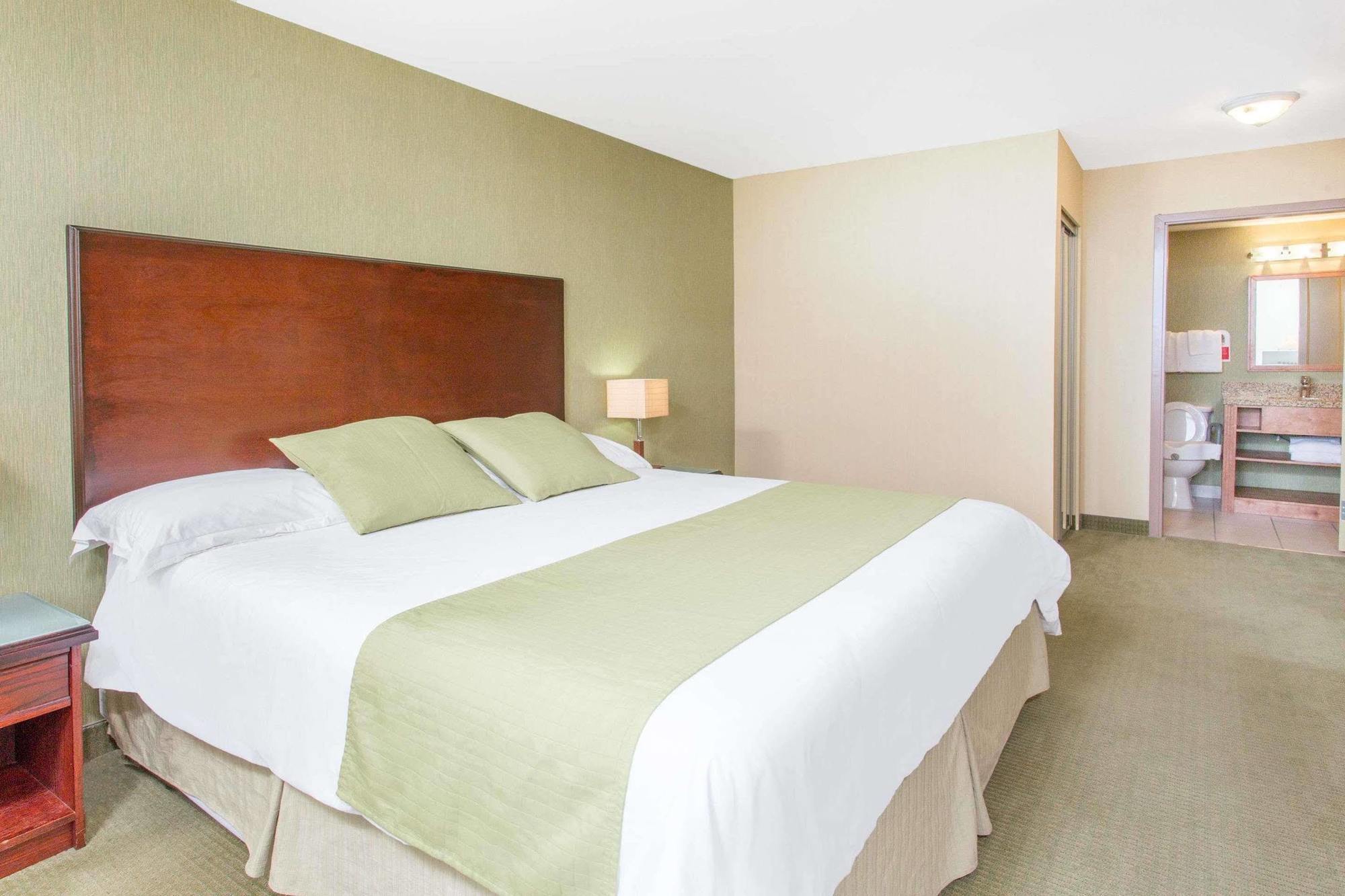 Ramada By Wyndham Williams Lake Extérieur photo