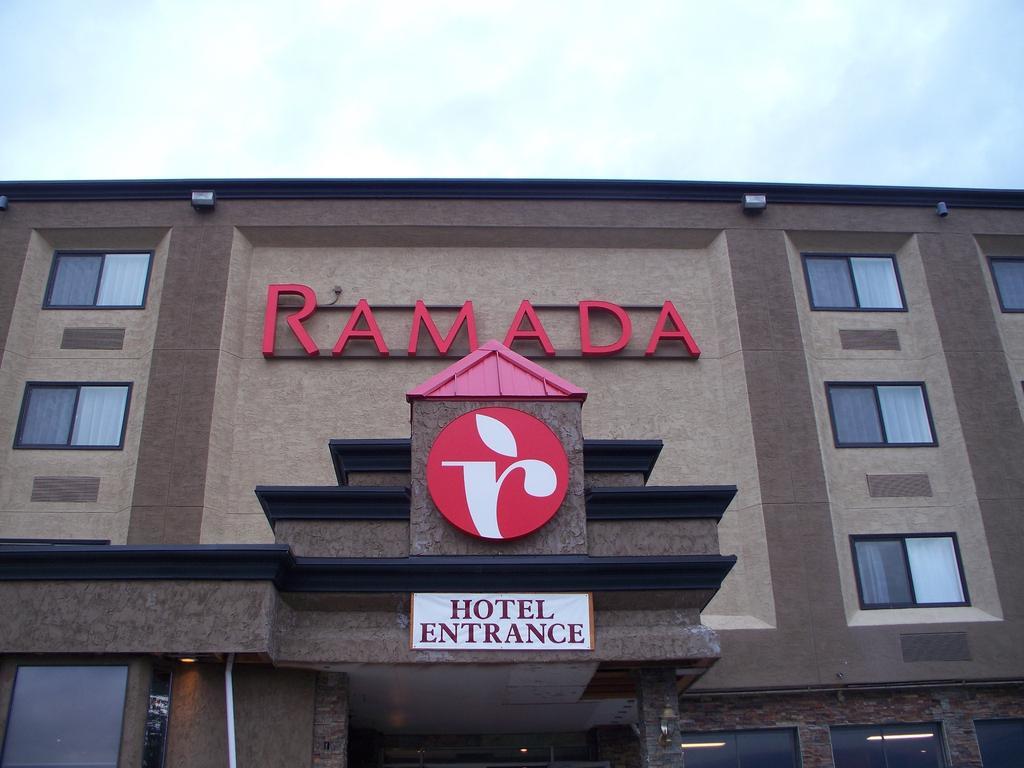 Ramada By Wyndham Williams Lake Extérieur photo