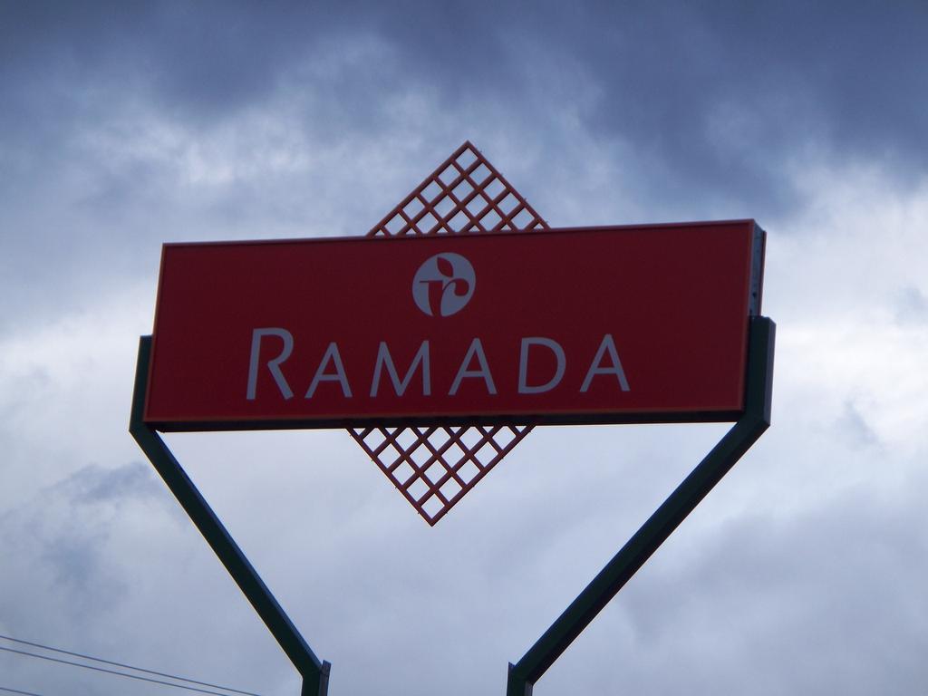 Ramada By Wyndham Williams Lake Extérieur photo