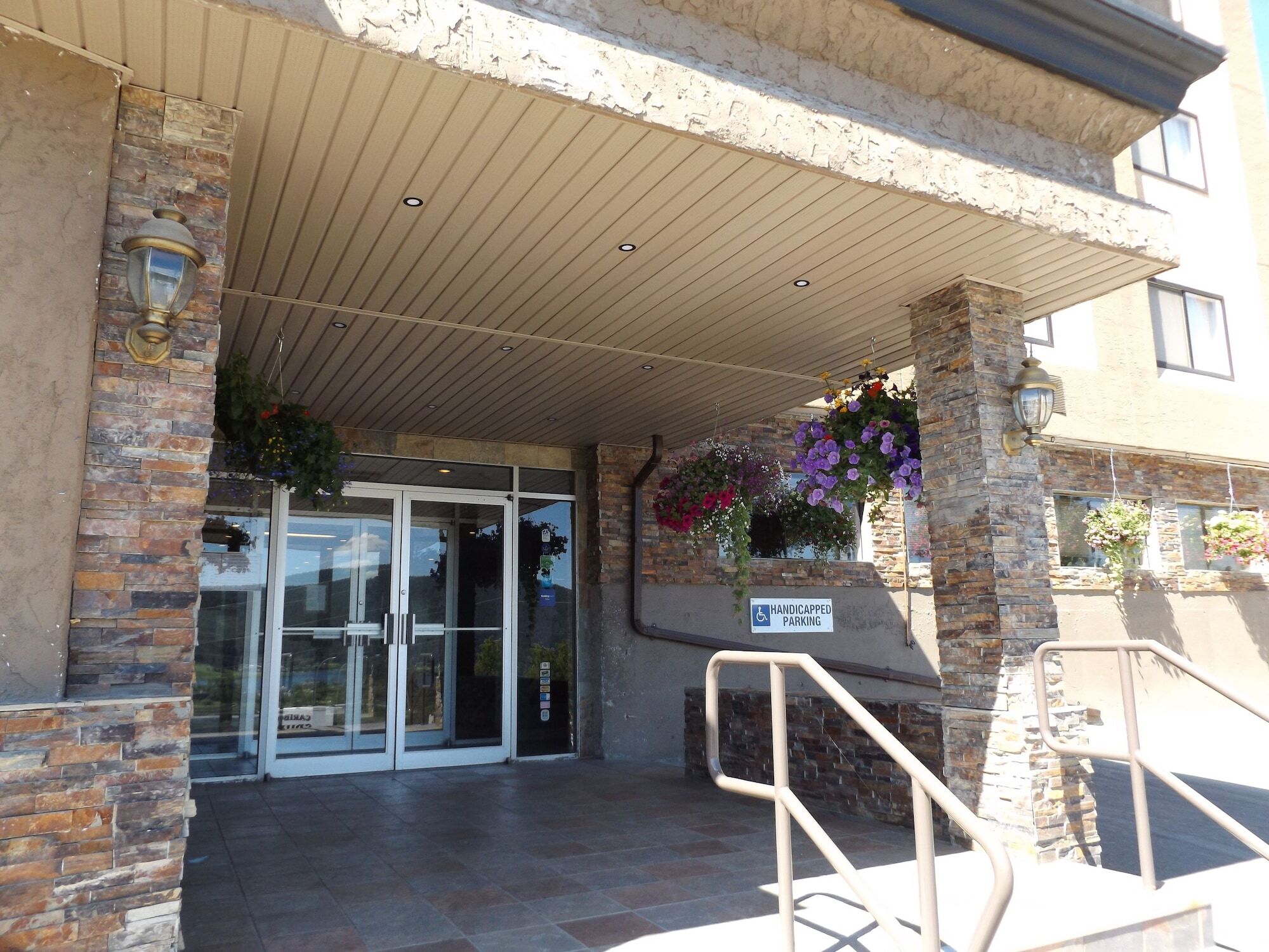 Ramada By Wyndham Williams Lake Extérieur photo