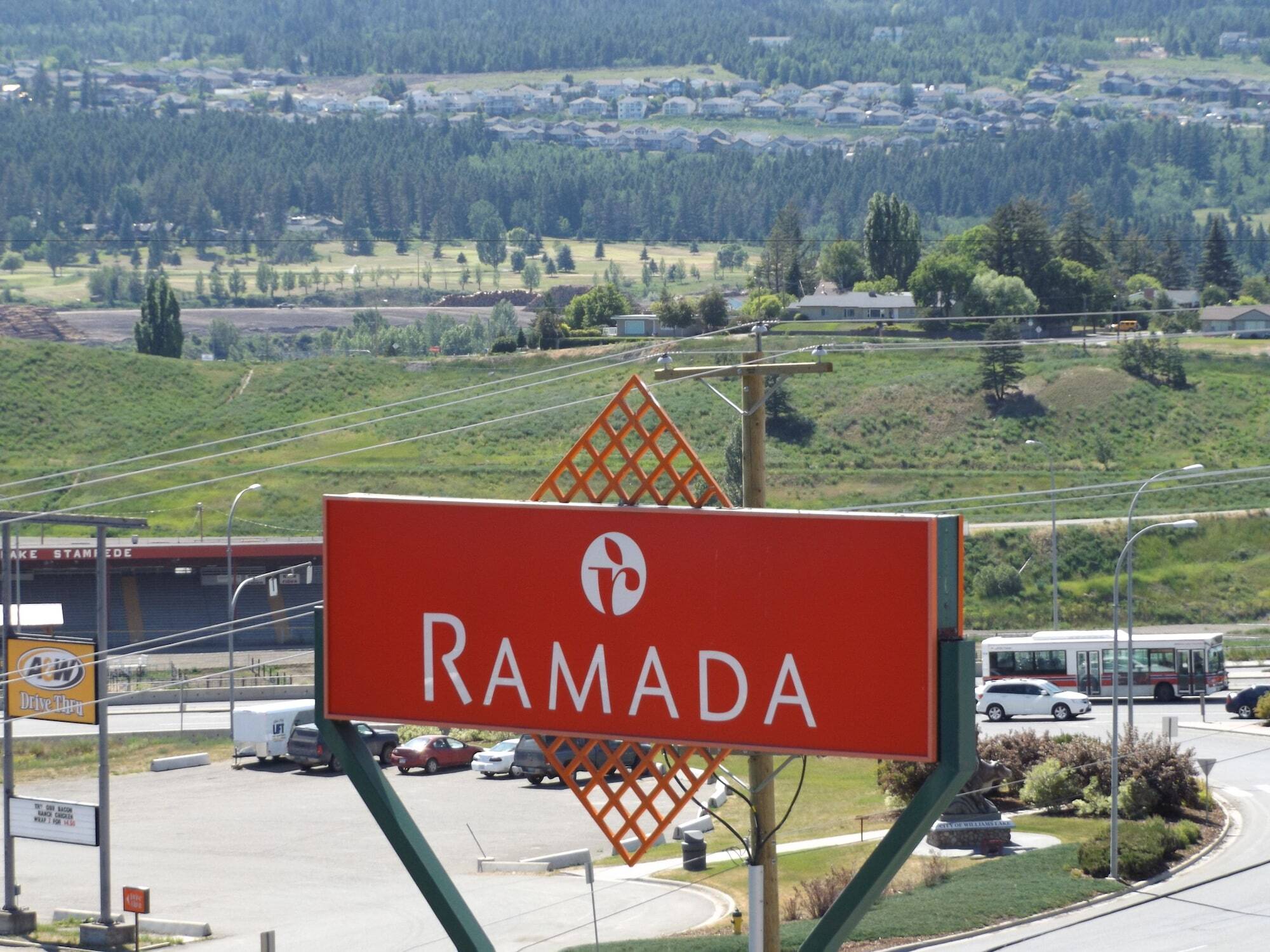 Ramada By Wyndham Williams Lake Extérieur photo